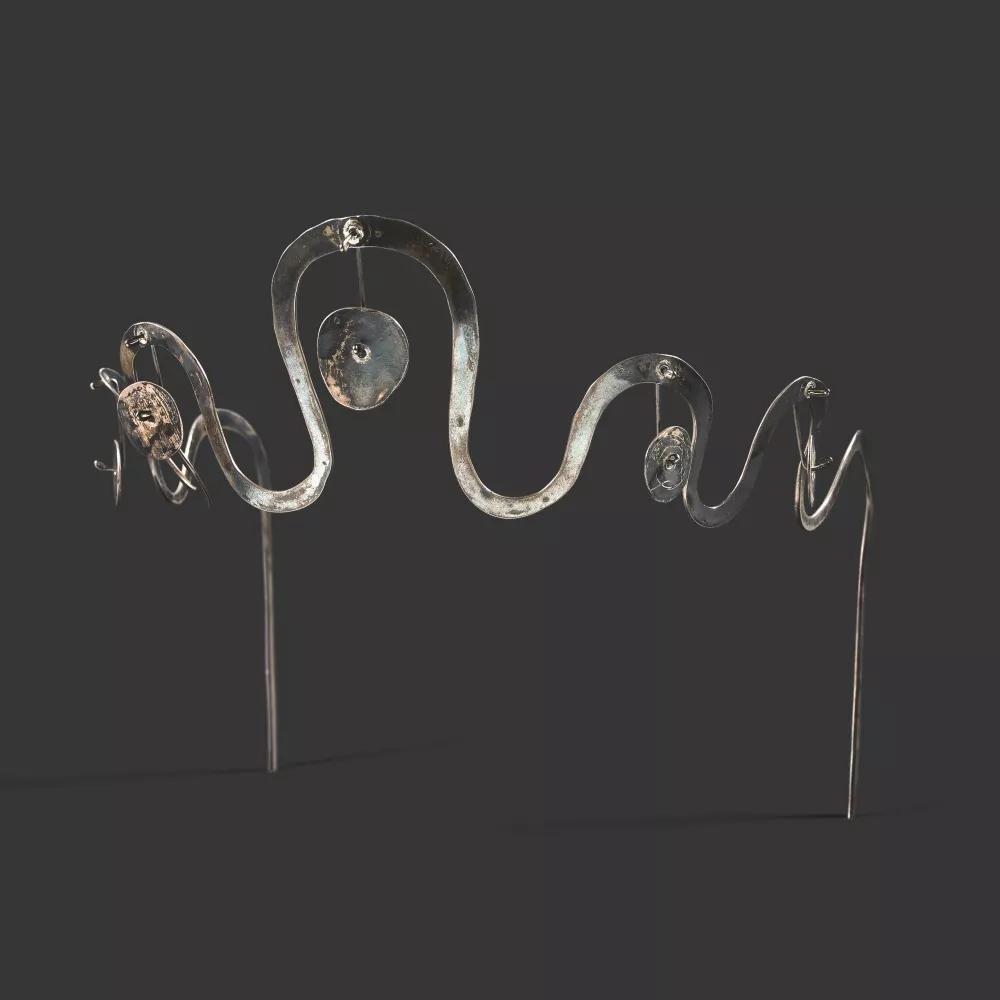 Alexander CALDER (1898-1976) Tiare en argent &agrave; motifs de vagues retenant des pampilles.