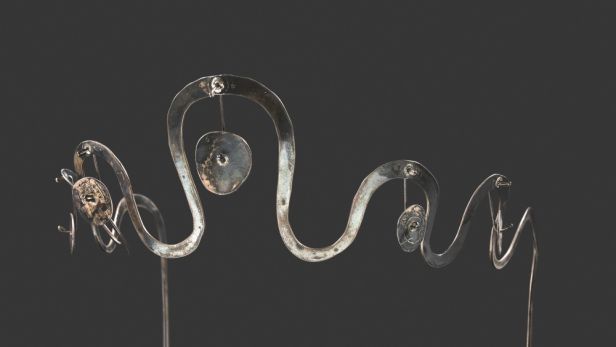 Alexander CALDER (1898-1976) Tiare en argent à motifs de vagues retenant des pampilles.