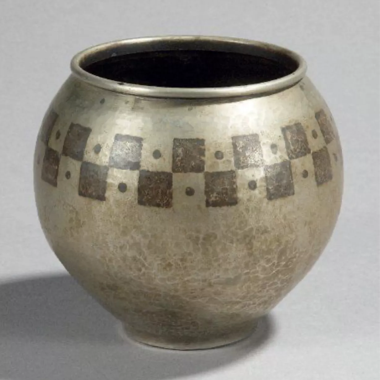 Linossier, vase boule &agrave; col ourl&eacute; en dinanderie