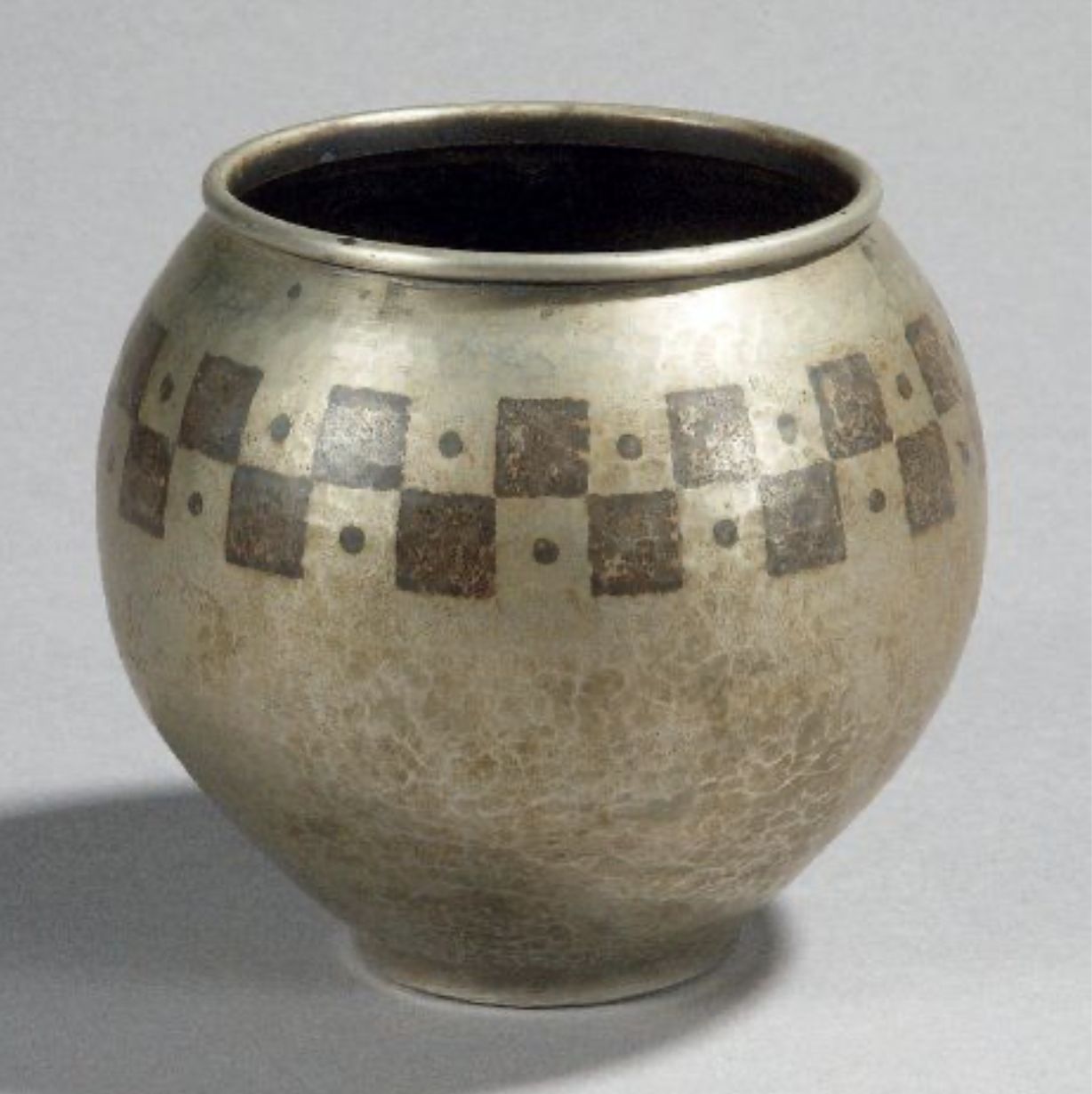 Linossier, vase boule à col ourlé en dinanderie