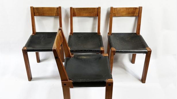 Pierre CHAPO (1927 - 1987) Suite de 4 chaises S24 à structure en orme massif, assise en cuir brun