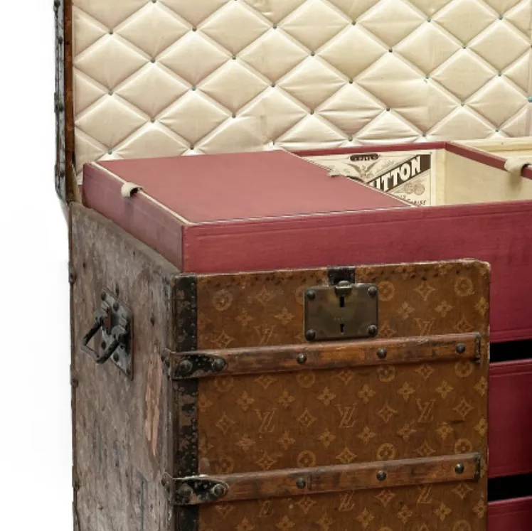 Louis VUITTON, Malle &agrave; portes et &agrave; tiroirs en toile enduite monogramm&eacute;e
