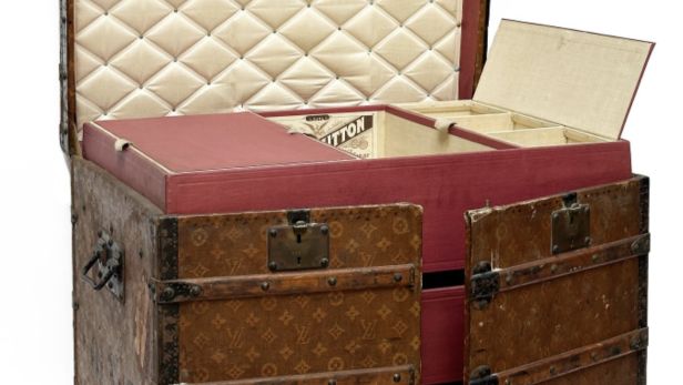 Louis VUITTON, Malle à portes et à tiroirs en toile enduite monogrammée