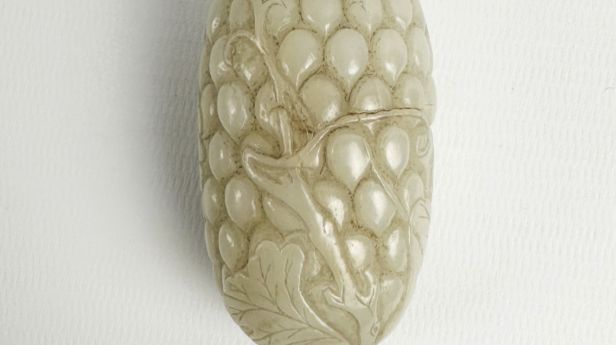 Flacon tabatière en jade-néphrite céladon, Chine, XXème siècle