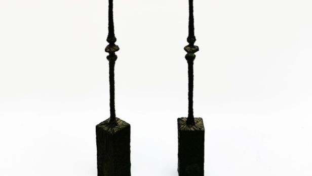 Bahman DADKHAH (né en 1941) Paire de bougeoirs en bronze à patine verte