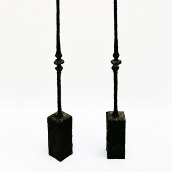 Bahman DADKHAH (né en 1941) Paire de bougeoirs en bronze à patine verte