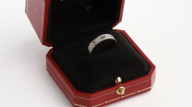 CARTIER Love Alliance en or gris 18k (750e), à décor de vis dans un pavage de diamants brillantés.