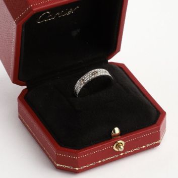 CARTIER Love Alliance en or gris 18k (750e), à décor de vis dans un pavage de diamants brillantés.