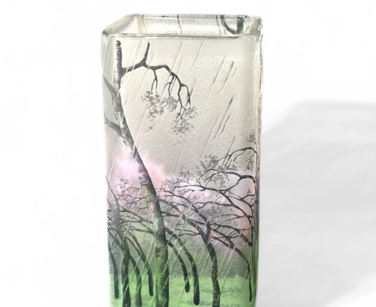DAUM &ndash; NANCY Vase &agrave; corps de section quadrangulaire. &Eacute;preuve en verre m&eacute;lang&eacute; rose, vert et blanc