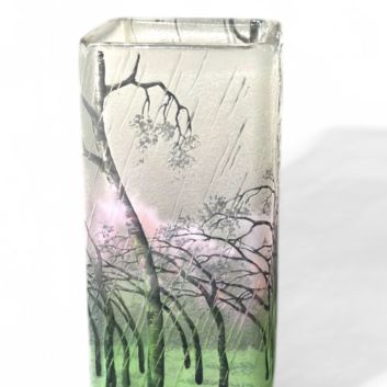 DAUM – NANCY Vase à corps de section quadrangulaire. Épreuve en verre mélangé rose, vert et blanc