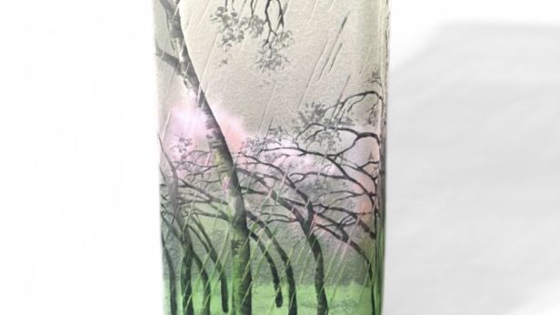 DAUM – NANCY Vase à corps de section quadrangulaire. Épreuve en verre mélangé rose, vert et blanc