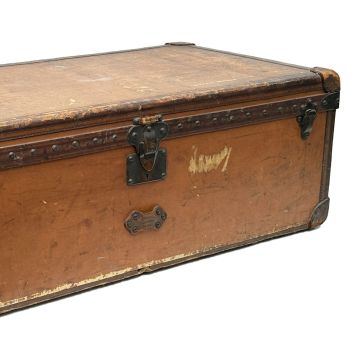 Louis VUITTON Malle de voyage en toile, bordures lozinées, coins en cuir naturel