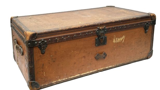 Louis VUITTON Malle de voyage en toile, bordures lozinées, coins en cuir naturel