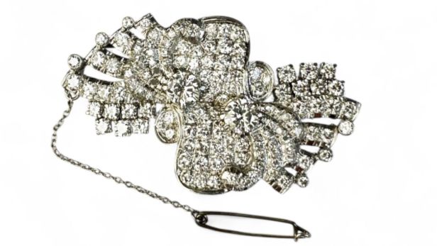 Broche pendentif en platine (850e) et or gris (750e), à décor de gerbes et d'enroulements pavé de diamants brillantés