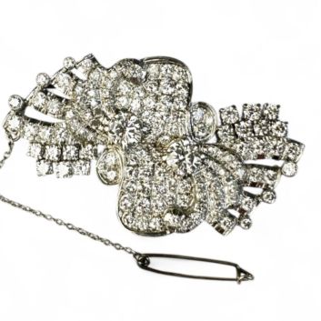 Broche pendentif en platine (850e) et or gris (750e), à décor de gerbes et d'enroulements pavé de diamants brillantés