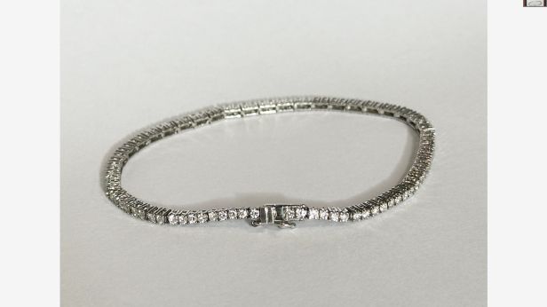 Bracelet ligne en or gris 18k (750e), composé de 91 diamants