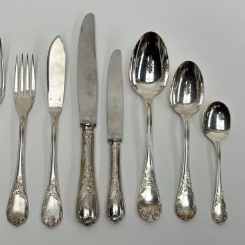 CHRISTOFLE Grande ménagère de style Louis XV en métal argenté de 231 pièces présentée dans un meuble en bois à quatre tiroirs