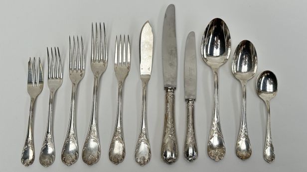 CHRISTOFLE Grande ménagère de style Louis XV en métal argenté de 231 pièces présentée dans un meuble en bois à quatre tiroirs