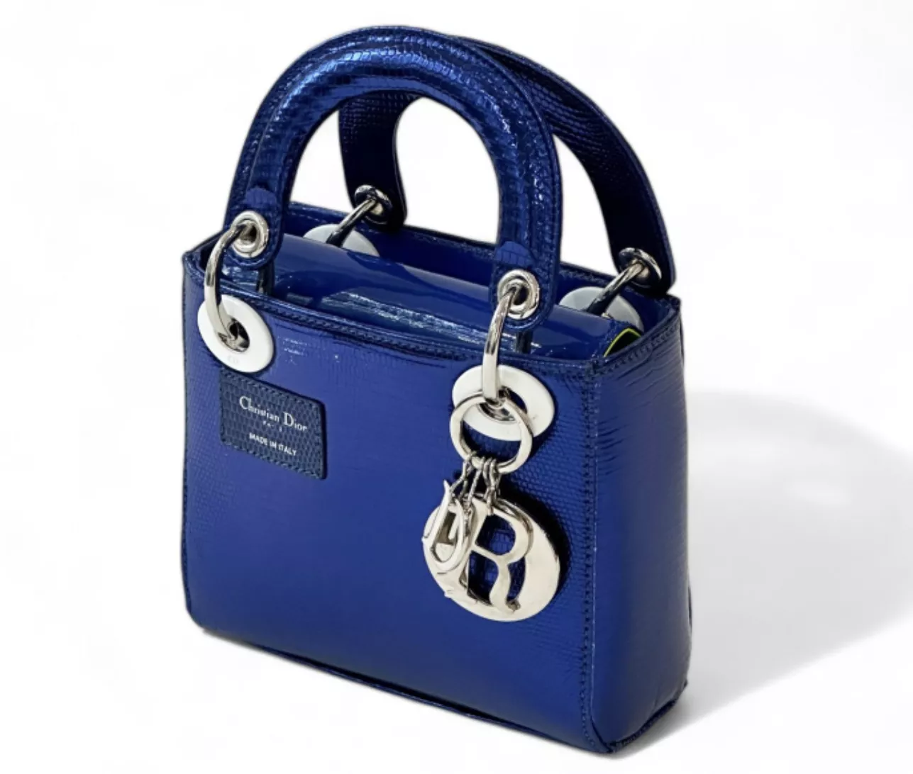 CHRISTIAN DIOR - MARC QUINN Mini Lady Dior en l&eacute;zard bleu &eacute;lectrique, bijouterie en m&eacute;tal palladi&eacute;, doublure en veau glac&eacute; jaune
