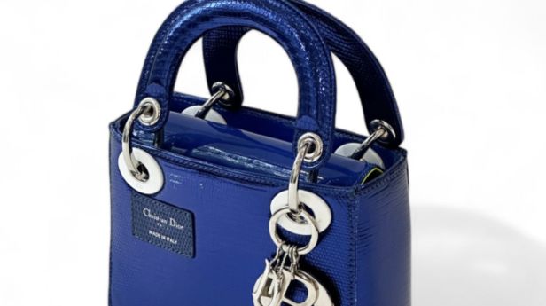 CHRISTIAN DIOR - MARC QUINN Mini Lady Dior en lézard bleu électrique, bijouterie en métal palladié, doublure en veau glacé jaune