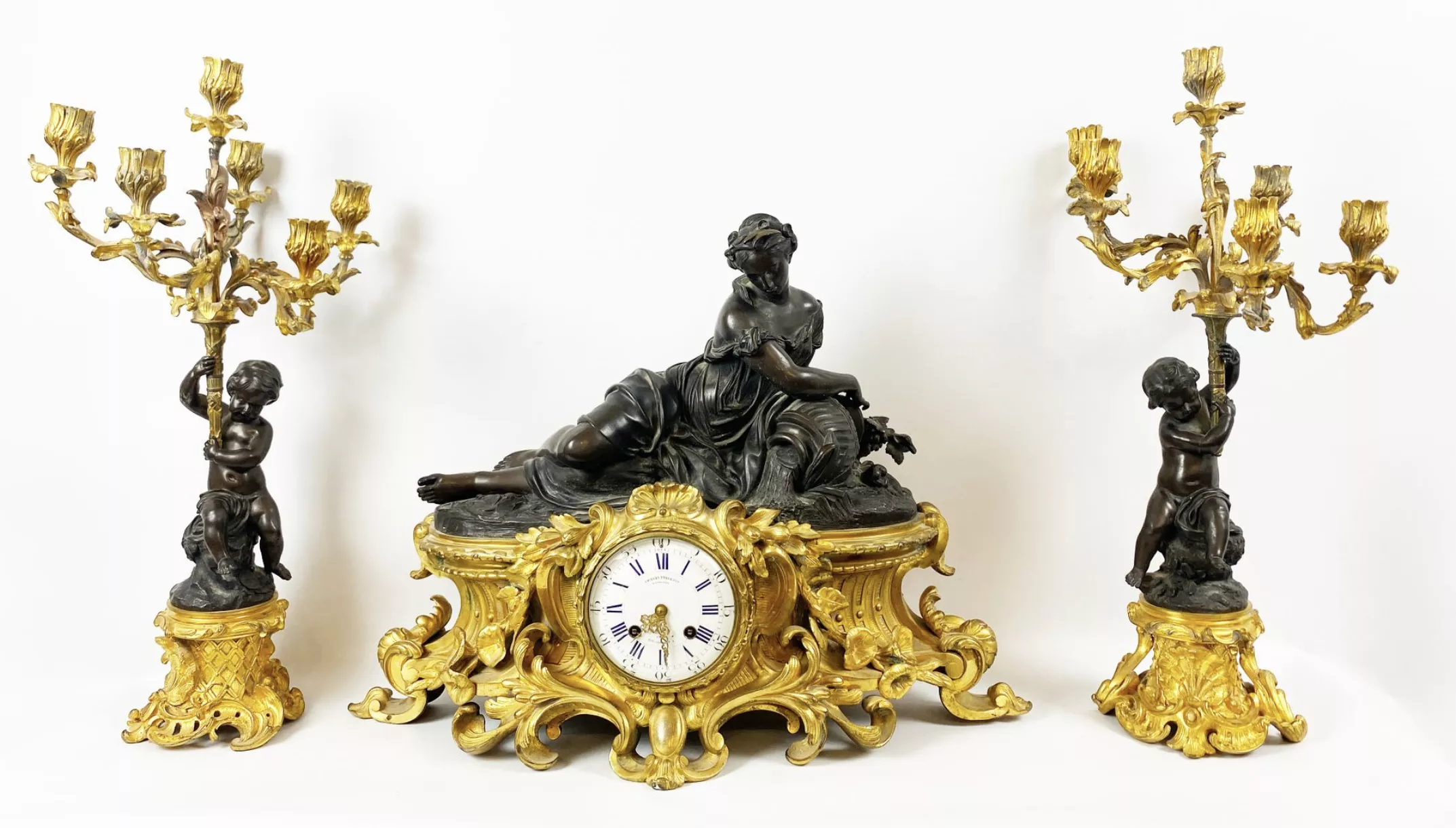 Charpentier, garniture de chemin&eacute;e dont cand&eacute;labres