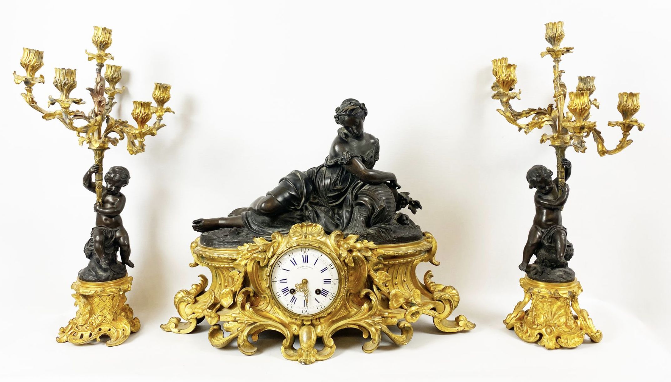 Charpentier, garniture de cheminée dont candélabres