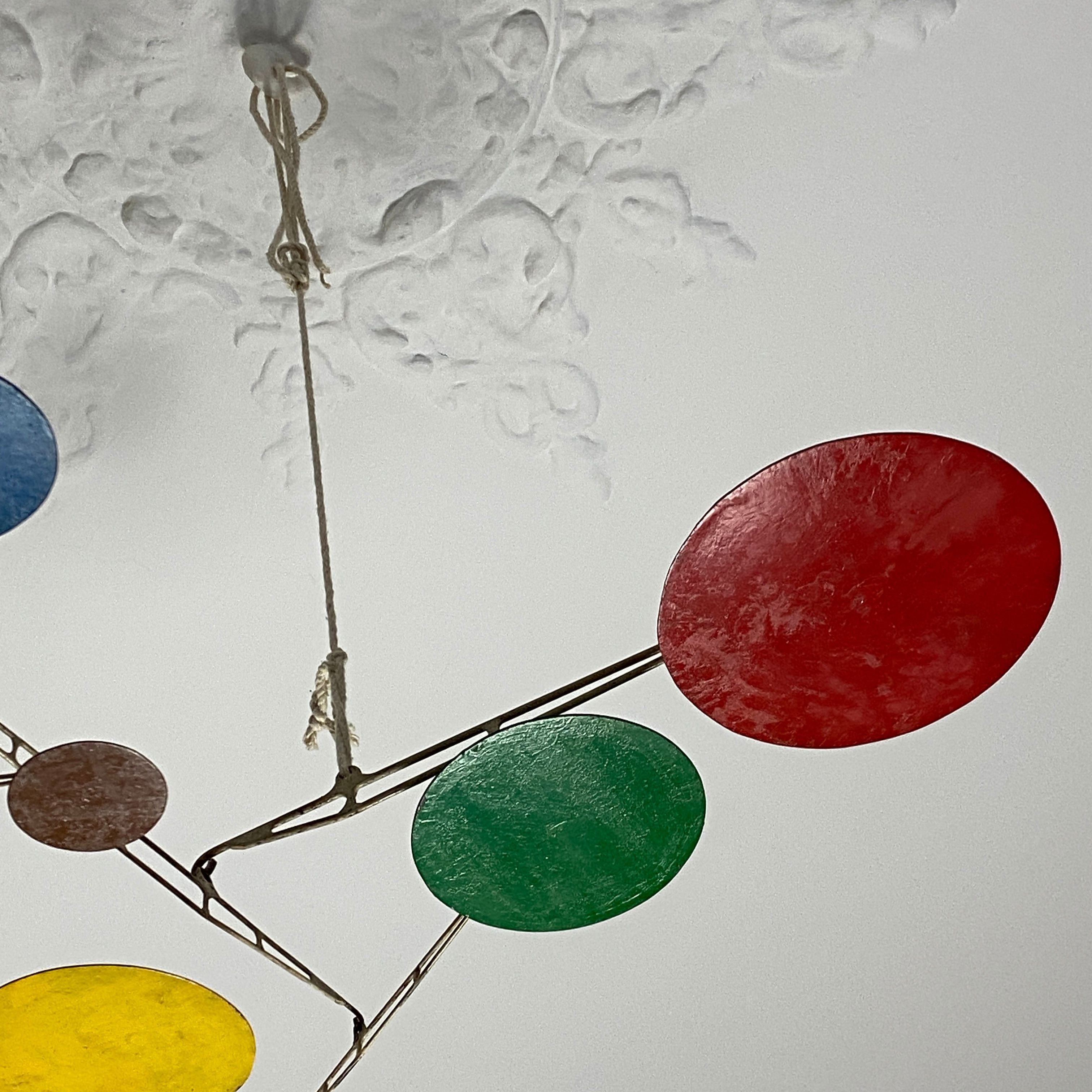 Dans le style de Calder, mobile en métal