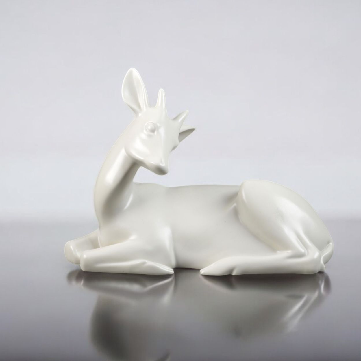 Armand Petersen, biche en céramique glaçurée
