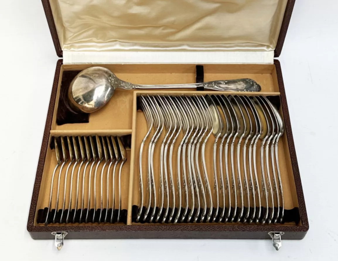 Paul TALLOIS (actif entre 1907 et 1928) Partie de m&eacute;nag&egrave;re en argent (925) de style Louis XV