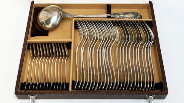 Paul TALLOIS (actif entre 1907 et 1928) Partie de ménagère en argent (925) de style Louis XV