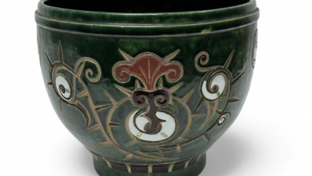 ÉTABLISSEMENTS GALLÉ Cache pot en céramique vernissée polychrome rehaussé d'émail