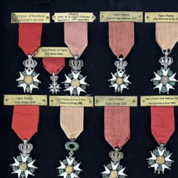 FRANCE  Vitrine abritant un ensemble de 22 Croix de l’Ordre de la Légion d’honneur