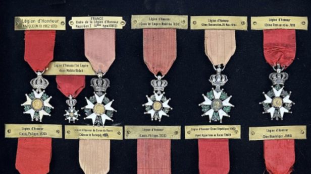 FRANCE  Vitrine abritant un ensemble de 22 Croix de l’Ordre de la Légion d’honneur
