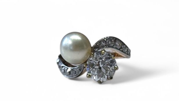 Bague "toi et moi" en or rose 18k (750e) et platine, ornée d'un diamant taille ancienne et d'une perle probablement fine