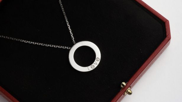 CARTIER, modèle Love, Collier pendentif en or gris 18K (750e)