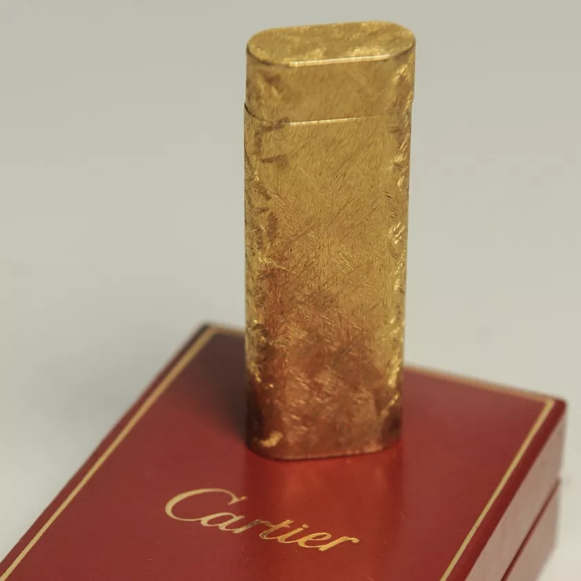 Cartier, briquet en or bross&eacute;