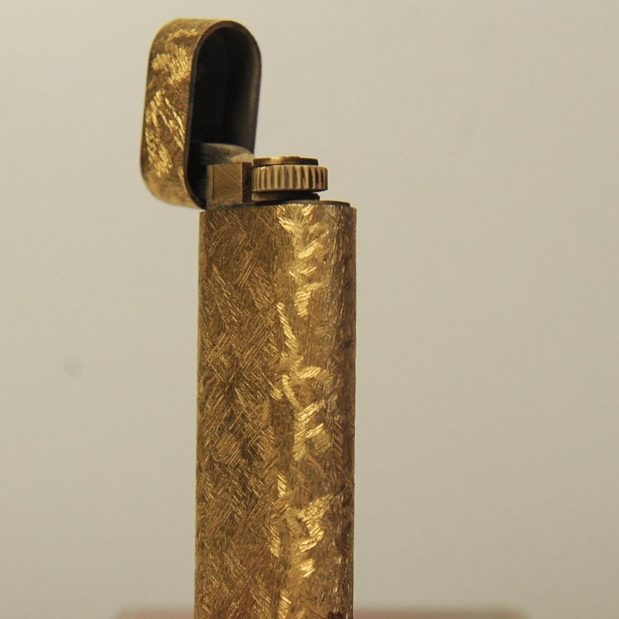 Cartier, briquet en or brossé
