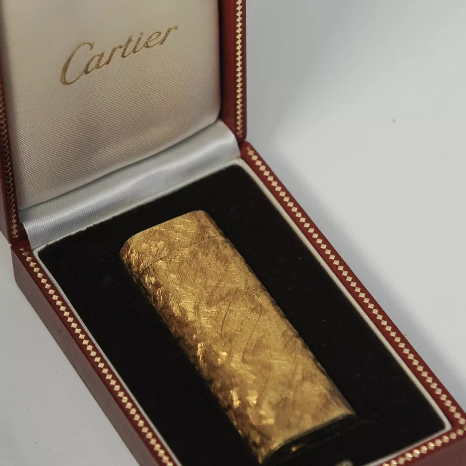 Cartier, briquet en or bross&eacute;