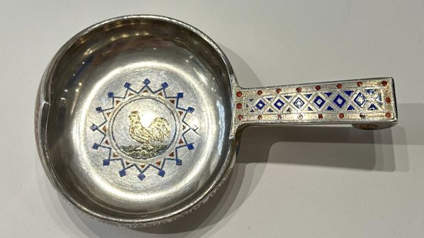 RUSSIE, Kovch en argent 91 zolotniks (947 millièmes) de forme traditionnelle à décor émaillé