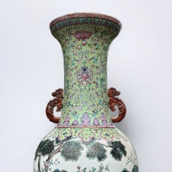 Vase balustre en porcelaine à décor d'émaux polychromes de type Yangcai