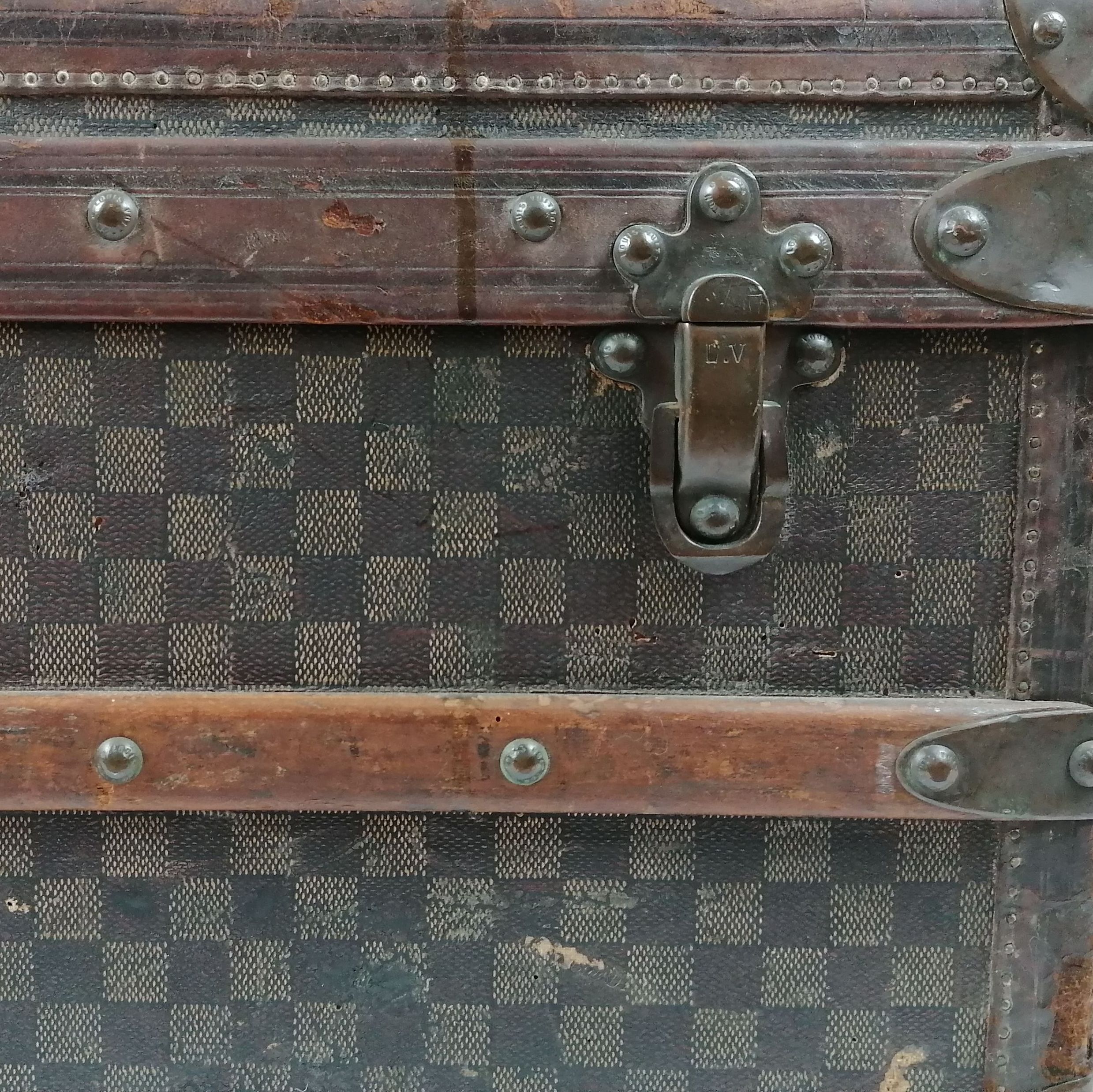 Détail fermoir malle en cuir vendue par Auctie's