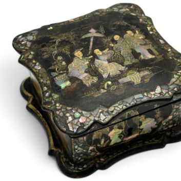 Boîte carrée en laque noire et incrustations de nacre aux bords chantournés au décor toutes faces de scènes animées ou d'un paysage