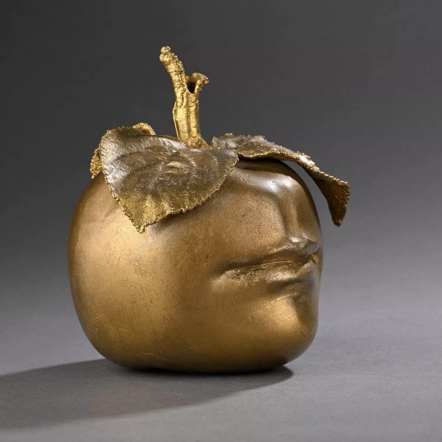 Claude Lalanne, pomme en bronze dor&eacute;