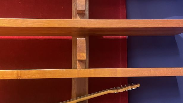 Pierre CHAPO (1927-1987), Bibliothèque murale dite B17 C en orme, circa 1980