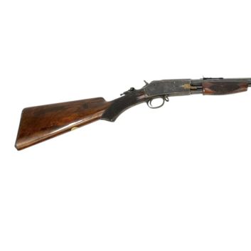 Carabine Colt 1887. Système à pompe et magasin tubulaire sous le canon.