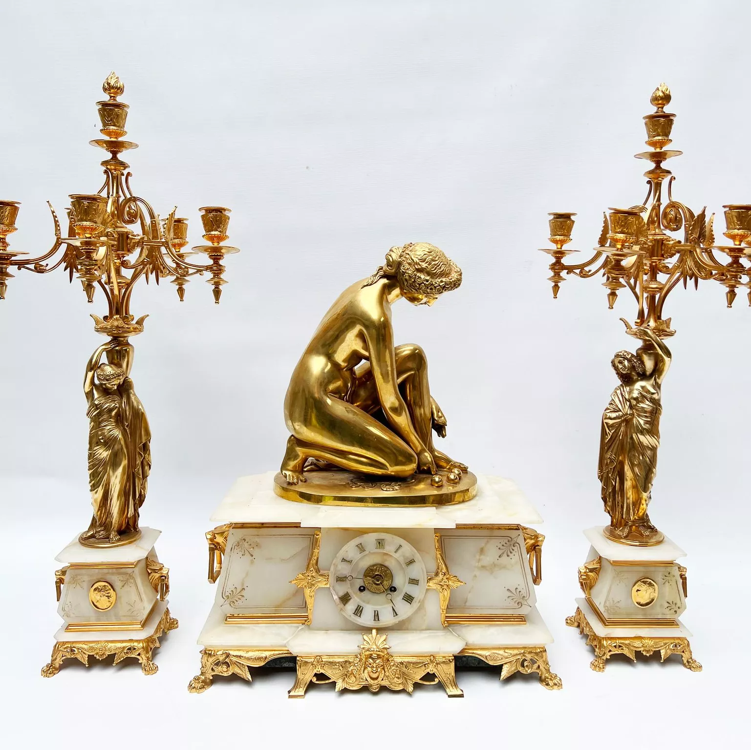 Pendule &agrave; la V&eacute;nus et cand&eacute;labre en bronze dor&eacute;