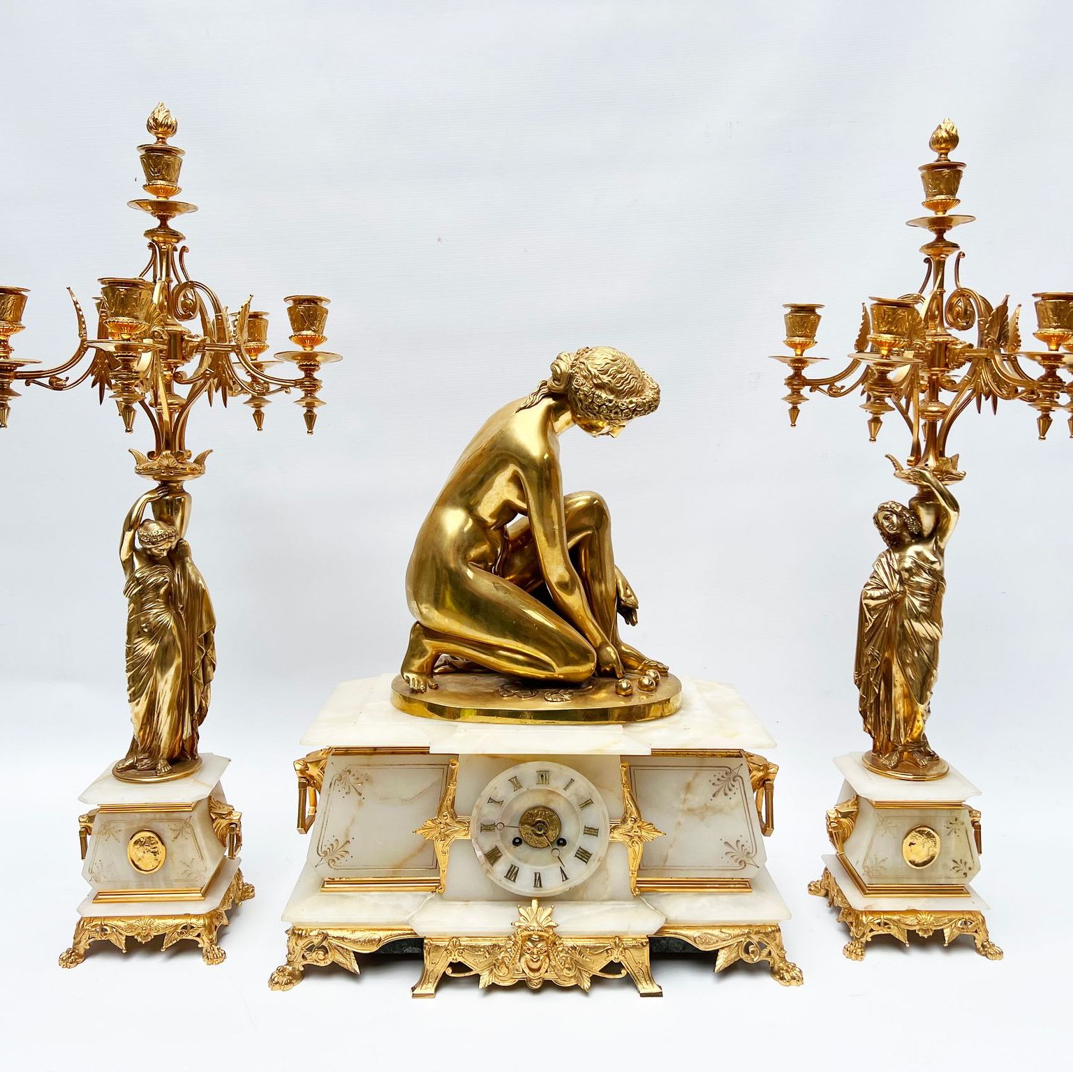 Pendule à la Vénus et candélabre en bronze doré