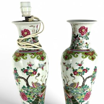 CHINE, fin de l'époque Qing Paire de vases balustres en porcelaine et émaux famille rose à décor de paons et de grues