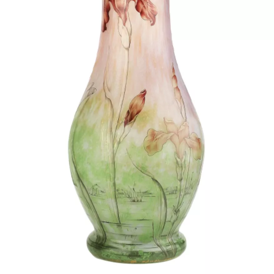 DAUM - NANCY, &laquo; Iris d&rsquo;eau et libellules &raquo;. Vase ovo&iuml;de &agrave; col conique sur base ourl&eacute;