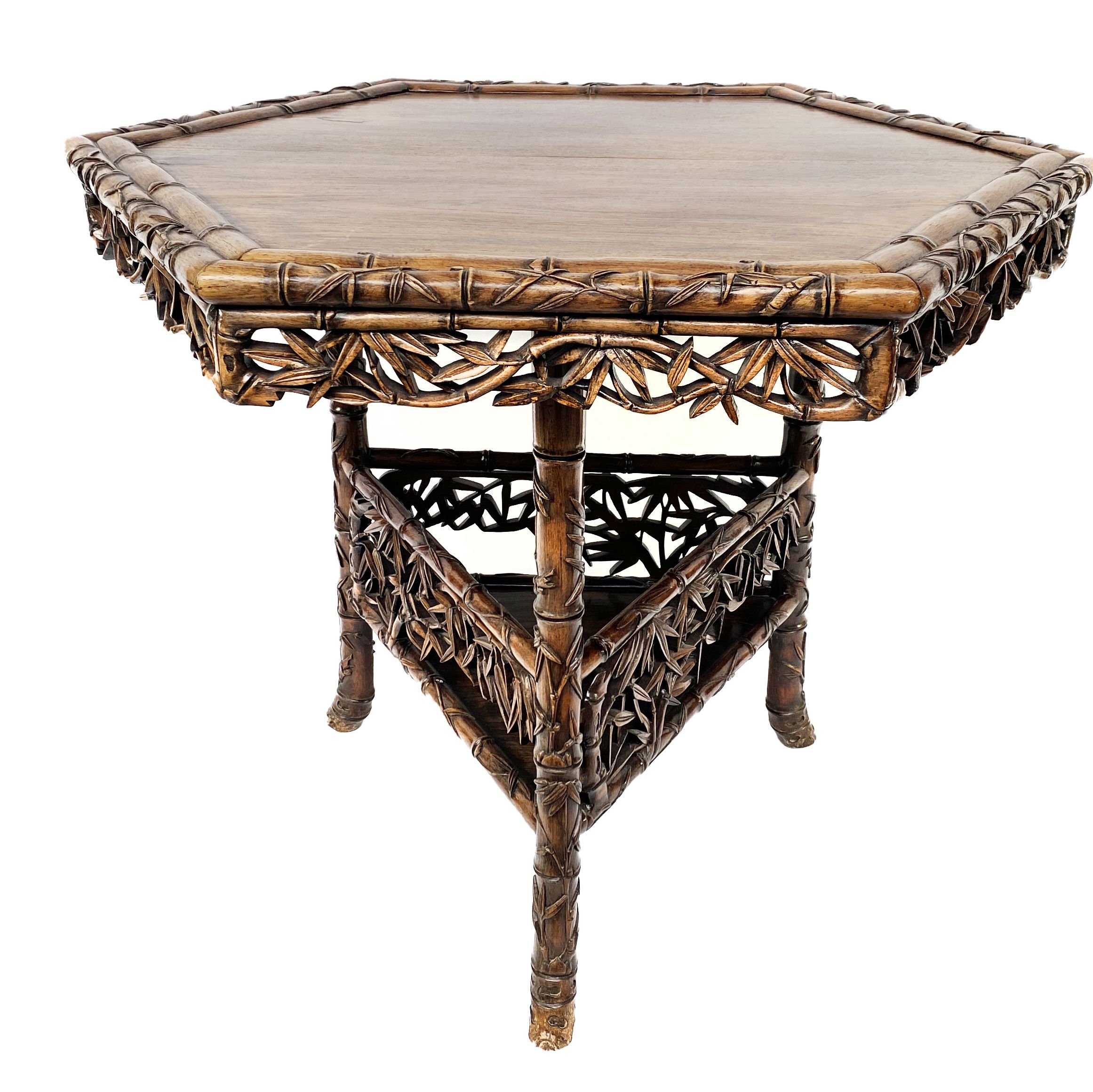 Chine (début XXème siècle), guéridon en bois richement sculpté et ajouré à décor de Bambou